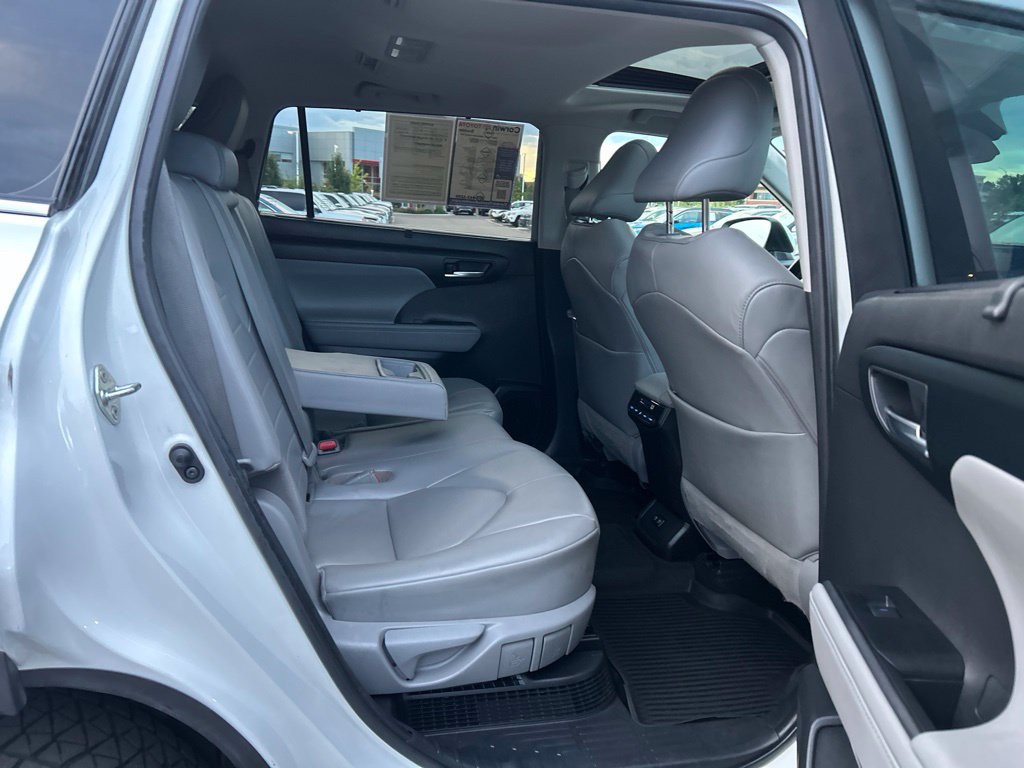 Used 2020 Toyota Highlander XLE AWD/4WD image 16
