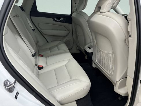 Used 2022 Volvo XC60 B5 Momentum image 25