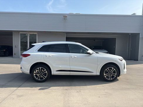 Used 2025 Audi Q5 Premium w/ Convenience Package image 4