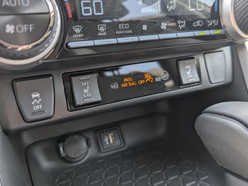 Used 2025 Toyota RAV4 XLE AWD/4WD image 21