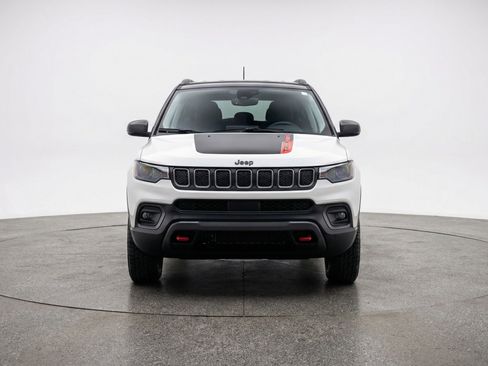 Used 2025 Jeep Compass Trailhawk AWD/4WD image 2