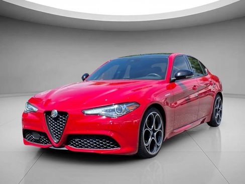 Used 2023 Alfa Romeo Giulia Veloce RWD image 1