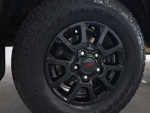 Used 2018 Toyota Tundra SR5 AWD/4WD image 32