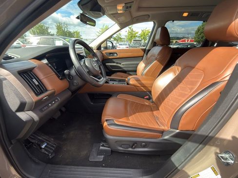 Used 2024 Nissan Pathfinder Platinum FWD image 6