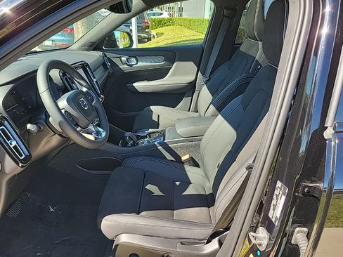 Used 2023 Volvo XC40 B5 Plus image 13