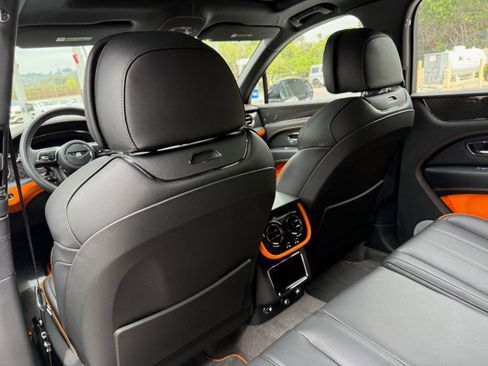 Used 2025 Bentley Bentayga AWD/4WD image 12