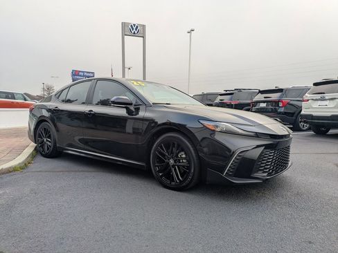 Used 2025 Toyota Camry SE w/ Convenience Package image 3