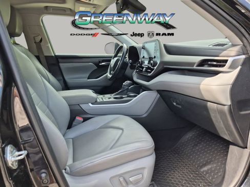 Used 2020 Toyota Highlander XLE FWD image 8
