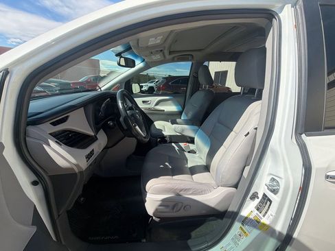 Used 2017 Toyota Sienna XLE Premium image 10