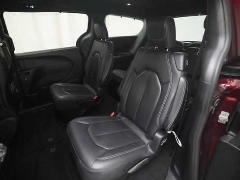 Used 2020 Chrysler Pacifica Touring-L Plus w/ S Appearance Package FWD image 16
