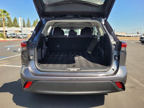Used 2024 Toyota Highlander LE AWD/4WD image 28