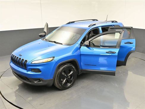 Used 2018 Jeep Cherokee Limited w/ Technology Group AWD/4WD image 39