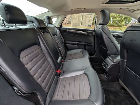 Used 2017 Ford Fusion SE w/ Equipment Group 201A image 27