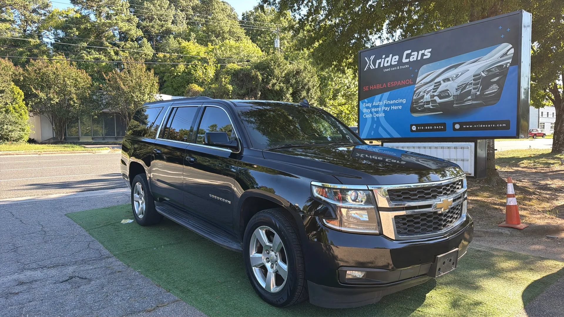 Used 2015 Chevrolet Suburban LT RWD image 1