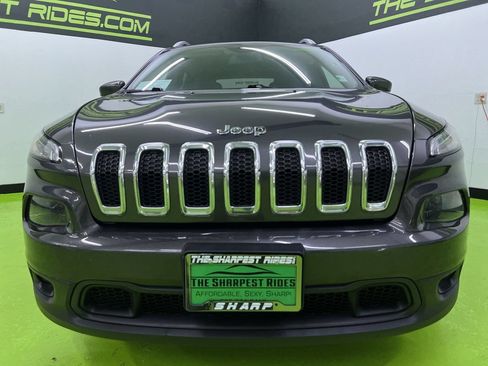 Used 2018 Jeep Cherokee Latitude Plus w/ Cold Weather Group FWD image 3