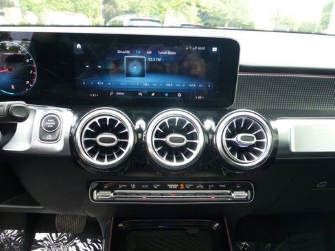 Used 2021 Mercedes-Benz GLB 250 4MATIC image 11