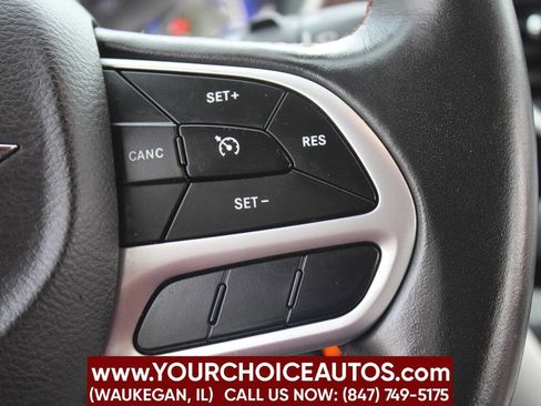 Used 2018 Chrysler Pacifica Touring-L image 32