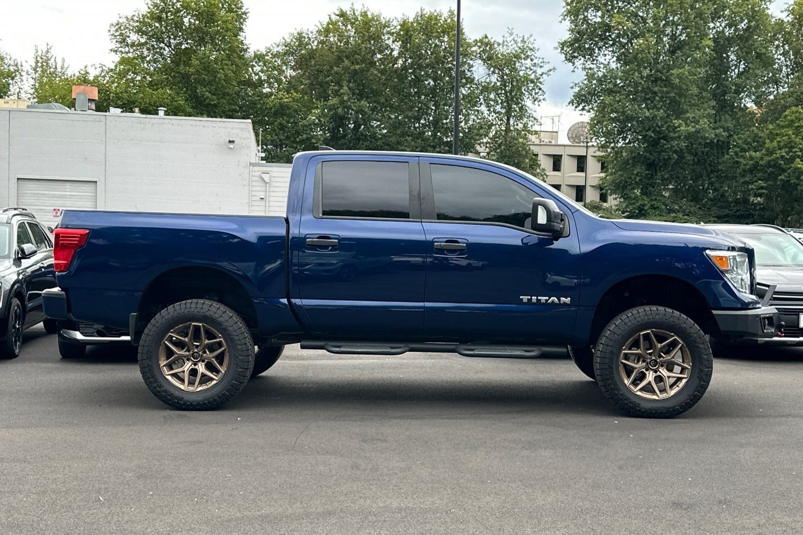 Used 2023 Nissan Titan SV w/ SV Convenience Package AWD/4WD image 3