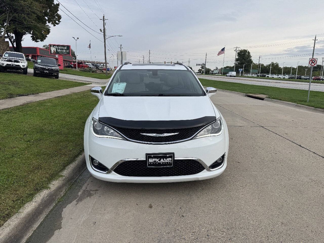 Used 2017 Chrysler Pacifica Limited w/ Tire & Wheel Group FWD image 8