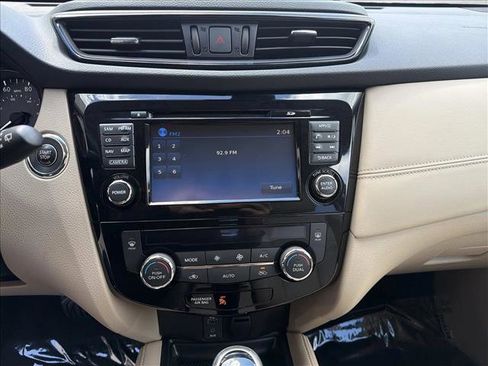 Used 2017 Nissan Rogue SL w/ SL Premium Package AWD/4WD image 18