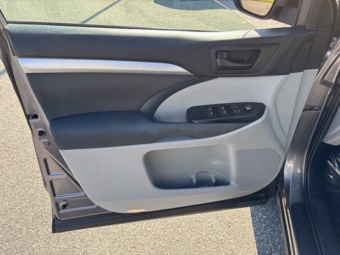 Used 2019 Toyota Highlander LE AWD/4WD image 13