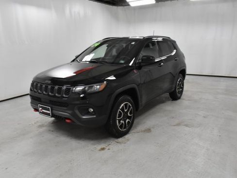 Used 2024 Jeep Compass Trailhawk image 2