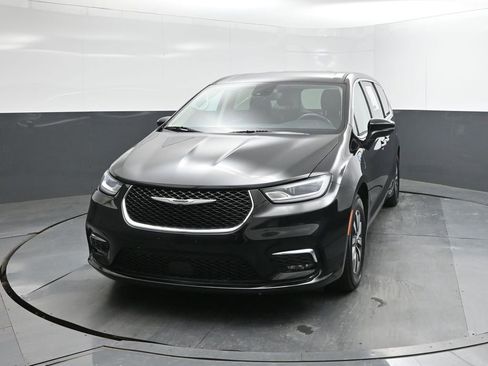 Used 2023 Chrysler Pacifica Touring-L FWD image 22