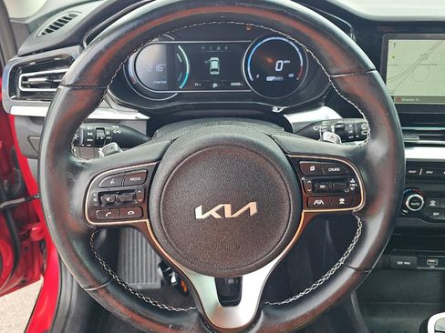 Used 2022 Kia Niro EX image 3