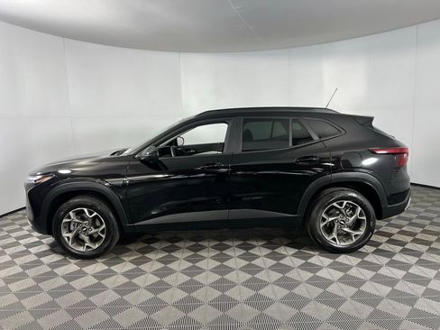 Used 2025 Chevrolet Trax LT w/ LT Convenience Package image 11