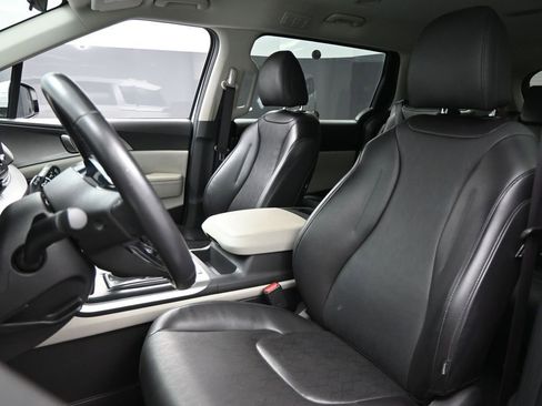 Used 2024 Kia Carnival LX image 9