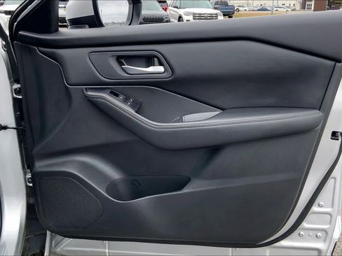 Used 2024 Nissan Rogue SV image 23