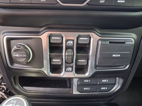 Used 2021 Jeep Wrangler Unlimited Sahara AWD/4WD image 38