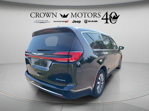 Used 2024 Chrysler Pacifica Limited FWD image 12