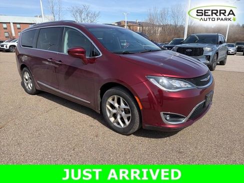 Used 2018 Chrysler Pacifica Touring-L Plus image 2