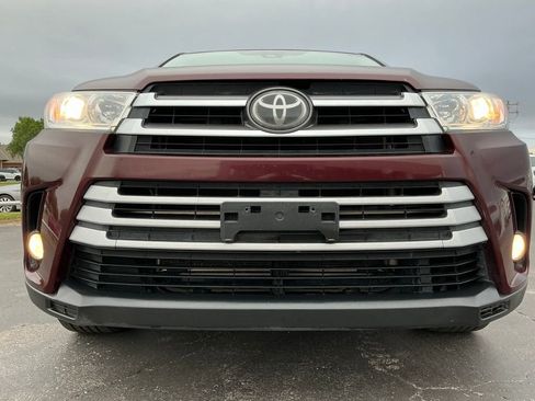 Used 2019 Toyota Highlander Plus w/ Carpet Mat Package (TMS) FWD image 9