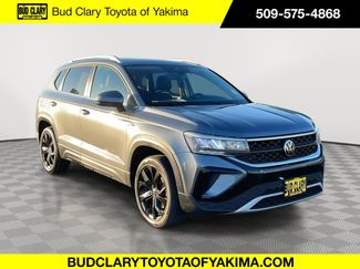 Used 2022 Volkswagen Taos SE image 1