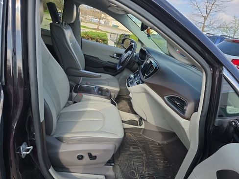 Used 2017 Chrysler Pacifica Touring-L Plus w/ Advanced Safetytec Group image 6