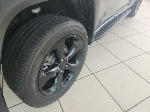 Used 2025 Jeep Grand Cherokee Altitude AWD/4WD image 11