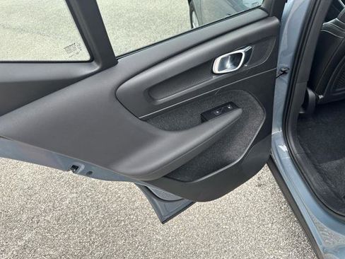 Used 2021 Volvo XC40 T5 Momentum image 16