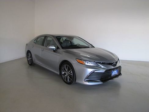 Used 2023 Toyota Camry XLE FWD image 3