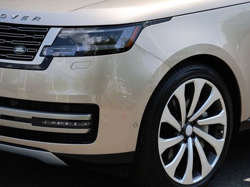 Used 2025 Land Rover Range Rover SE AWD/4WD image 5