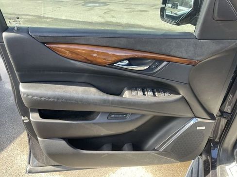 Used 2016 Cadillac Escalade Luxury image 3