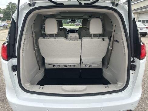 Used 2019 Chrysler Pacifica Limited w/ Advanced Safetytec Group FWD image 8
