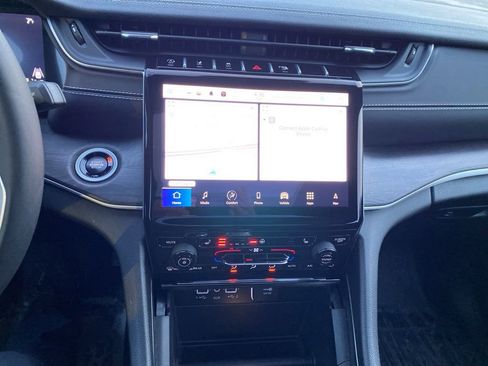 Used 2024 Jeep Grand Cherokee Limited w/ Black Appearance Package image 11