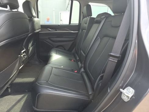 Used 2023 Jeep Grand Cherokee Limited w/ Luxury Tech Group II AWD/4WD image 9