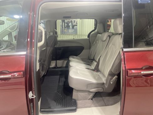 Used 2017 Chrysler Pacifica Touring-L Plus FWD image 11