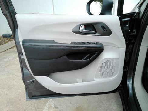 Used 2023 Chrysler Pacifica Touring-L FWD image 13