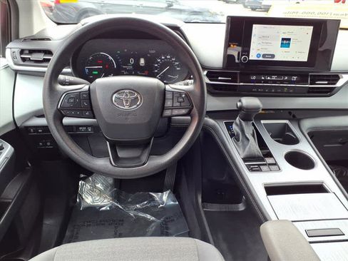 Certified 2025 Toyota Sienna LE FWD image 8