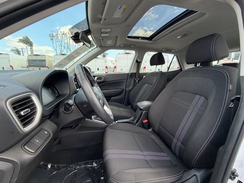 Used 2025 Hyundai Venue SEL FWD image 25