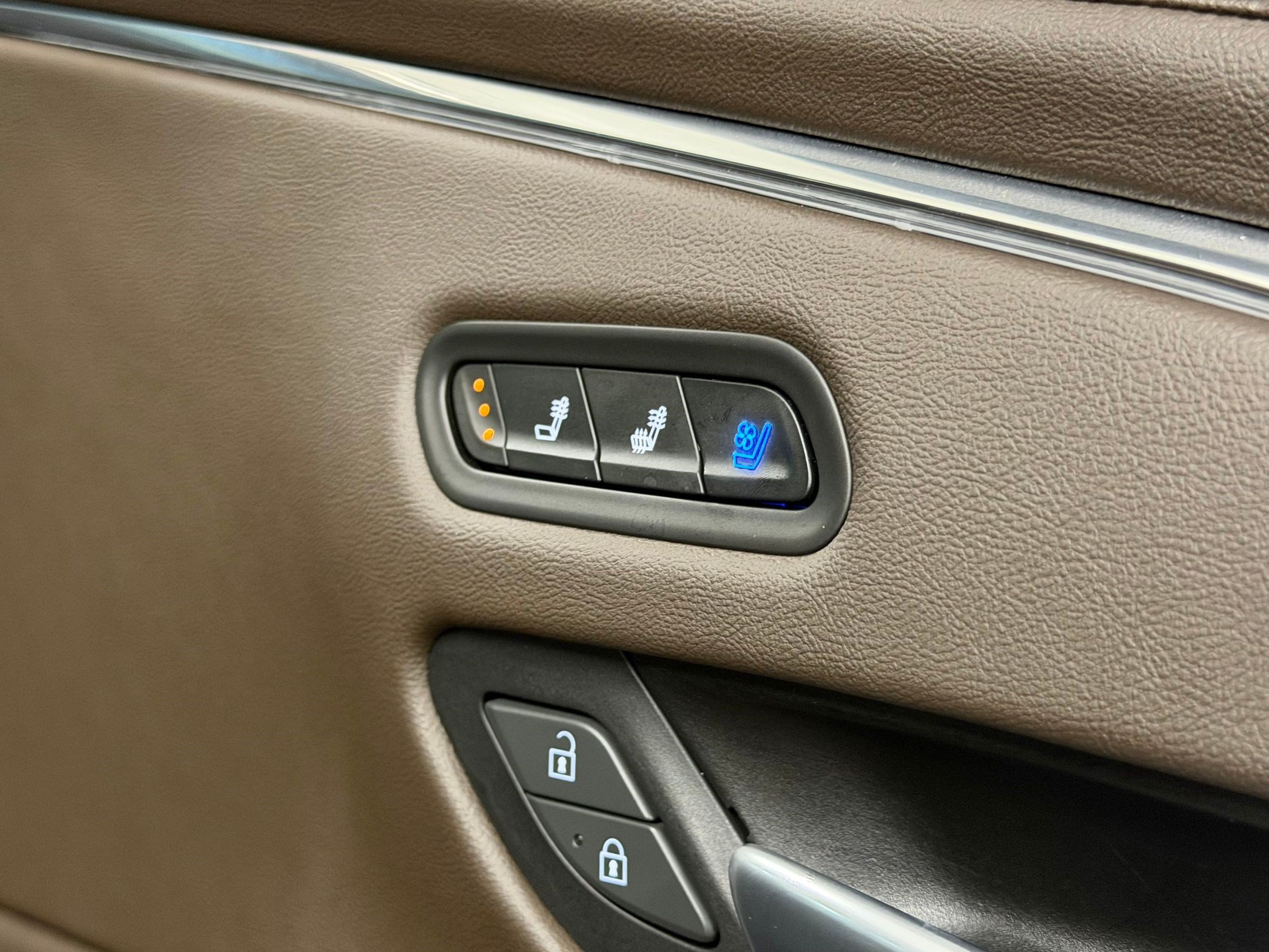 Used 2021 Cadillac Escalade ESV Premium Luxury w/ Driver Assist Tech Package AWD/4WD image 29